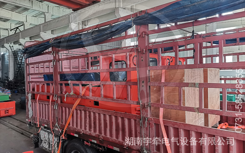 12噸鋰電池電機(jī)車裝車發(fā)貨 2.jpg